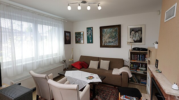 Obývací pokoj působí útulným dojmem. Přirozeným magnetem je krbová vložka.