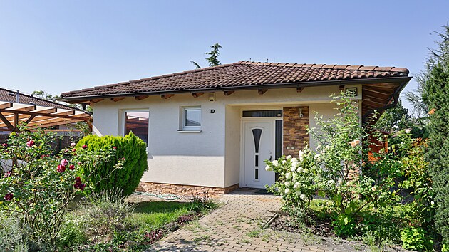 Bungalov romanticky obklopují vzrostlé růže.