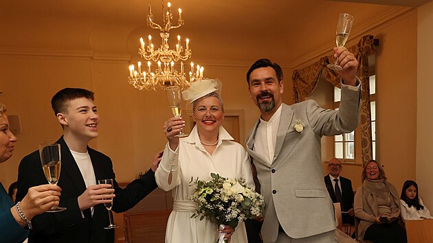 Moderátoři Iva Lecká a Vojta Efler si řekli své ANO na zámečku v Praze. Nechyběl samozřejmě anii syn Tobiáš, který maminku odvedl k oltáři.
