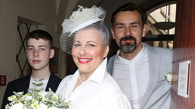 Spokojená rodinka pár chvil po obřadu.