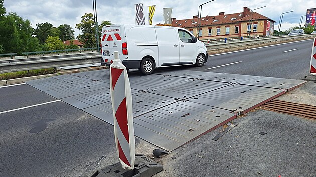 Jednu z nejvíce vytížených komunikací v Olomouckém kraji - silnici I/35 čeká oprava spojená s částečnou uzavírkou. Režim pruhů 1+1 bude zhruba měsíc platit na silnici u olomouckého Baumaxu, protože ŘSD tam vyměňuje poškozený mostní závěr.