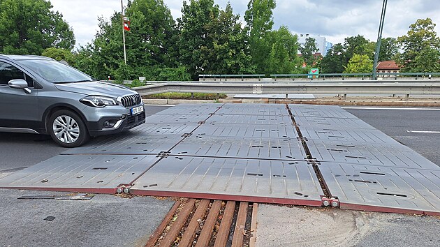 Jednu z nejvíce vytížených komunikací v Olomouckém kraji - silnici I/35 čeká oprava spojená s částečnou uzavírkou. Režim pruhů 1+1 bude zhruba měsíc platit na silnici u olomouckého Baumaxu, protože ŘSD tam vyměňuje poškozený mostní závěr.
