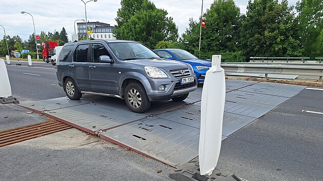 Jednu z nejvíce vytížených komunikací v Olomouckém kraji - silnici I/35 čeká oprava spojená s částečnou uzavírkou. Režim pruhů 1+1 bude zhruba měsíc platit na silnici u olomouckého Baumaxu, protože ŘSD tam vyměňuje poškozený mostní závěr.
