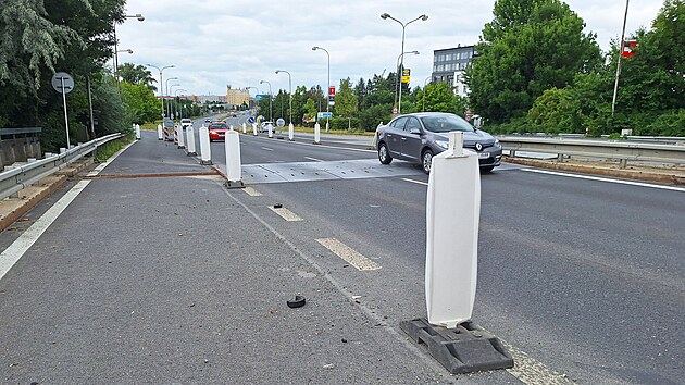 Jednu z nejvíce vytížených komunikací v Olomouckém kraji – silnici I/35 čeká oprava spojená s částečnou uzavírkou. Režim pruhů 1+1 bude zhruba měsíc platit na silnici u olomouckého Baumaxu, protože ŘSD tam vyměňuje poškozený mostní závěr.