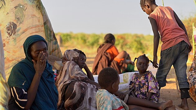 Lidé z Fáširu v táboře pro vysídlené v súdánské Tavíle. (31. října 2025)