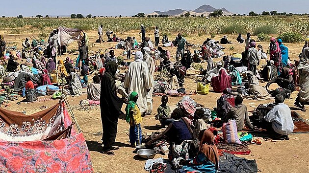 Lidé z Fáširu v táboře pro vysídlené v súdánské Tavíle. (31. října 2025)