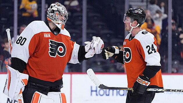 Daniel Vladař a Nick Seeler se radují z výhry nad Nashvillem.