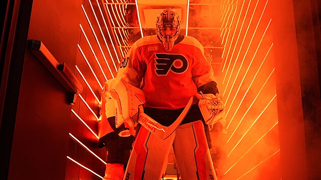 Daniel Vladař se chystá na utkání s Nashvillem.