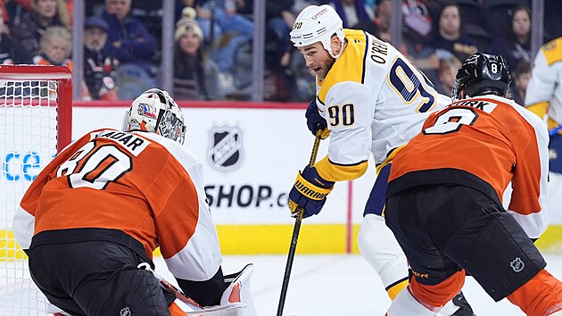 Daniel Vladař zasahuje v utkání proti Nashvillu.