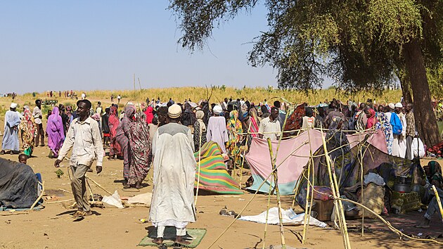 Súdánci utekli před vražděním v rodném Fáširu do uprchlického tábora v Tavíle. (29. října 2025)