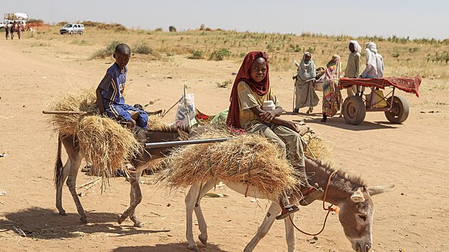 Súdánci utekli před vražděním v rodném Fáširu do uprchlického tábora. (29. října 2025)