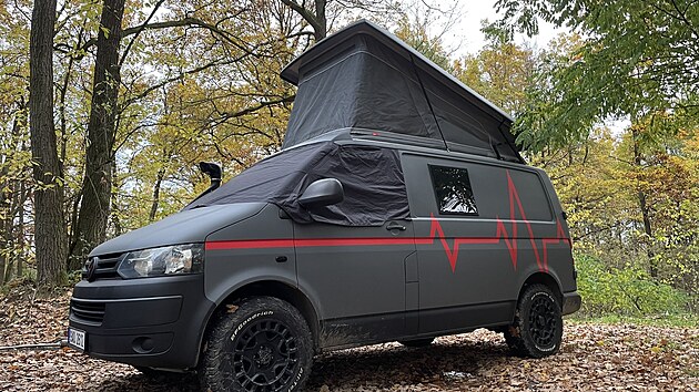 Barvy automobilky Volkswagen hájila tato expediční úprava Transporteru 5. generace.