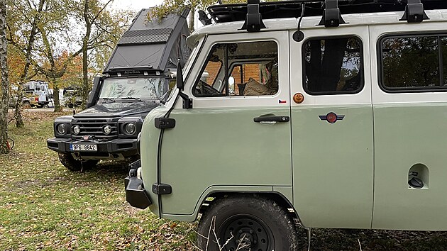 Buchanku zkonstruovali ještě v Sovětském svazu, Ineos Grenadier je vozidlo stavěné jako náhrada Land Roveru Defender.