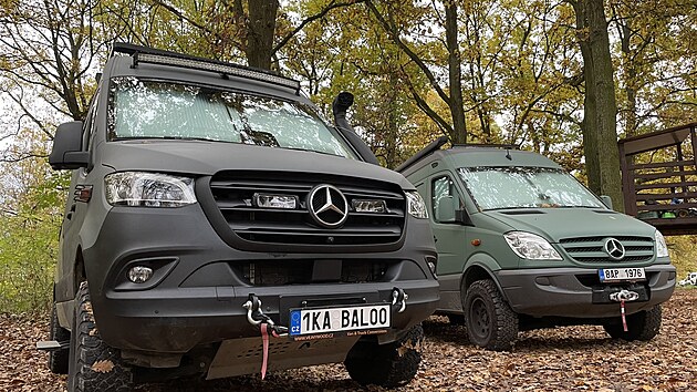 Dvě generace populární dodávky Mercedes-Benz Sprinter s pohonem všech čtyř kol.