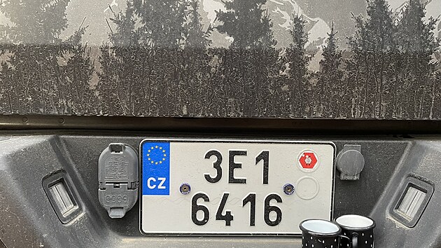 Expediční auta jezdí na naftu, posádky většinou na kávu.