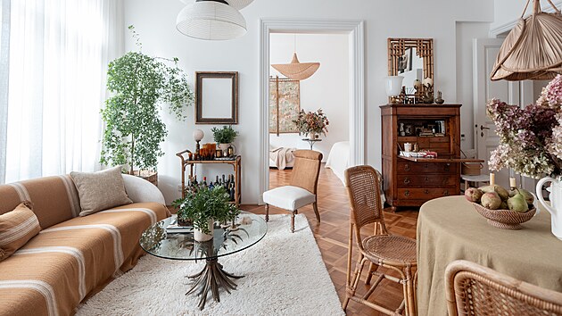 Interiér je vkusnou kombinací starého a moderního.