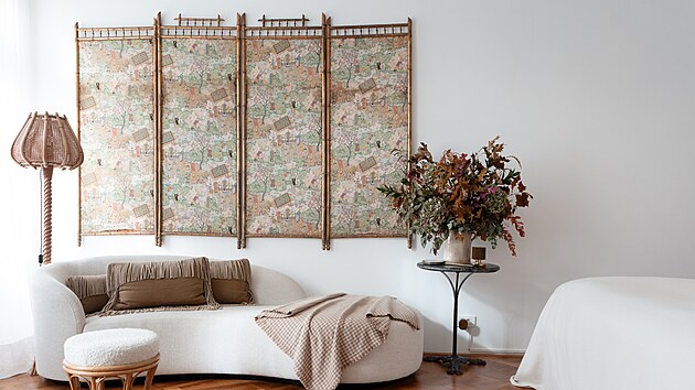 Stěnu zdobí japonský ručně malovaný paraván, který nebylo jednoduché získat.