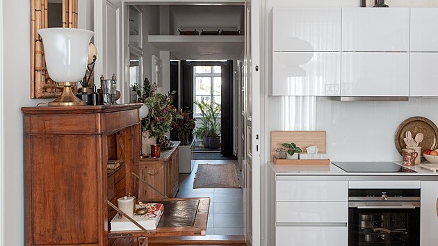 Pohled z obývacího pokoje do vstupní chodby.