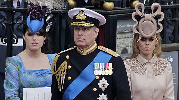Princ Andrew se svými dcerami Eugenií (vlevo) a Beatrice (vpravo) na svatbě prince Williama a Kate Middletonové (2011)
