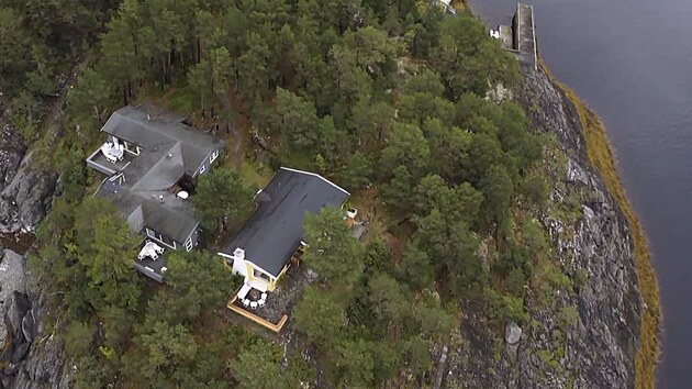 Na kopci v idylickém Åsenfjordu v Trøndelagu leží chatová farma se třemi chatkami s výhledem na fjord.