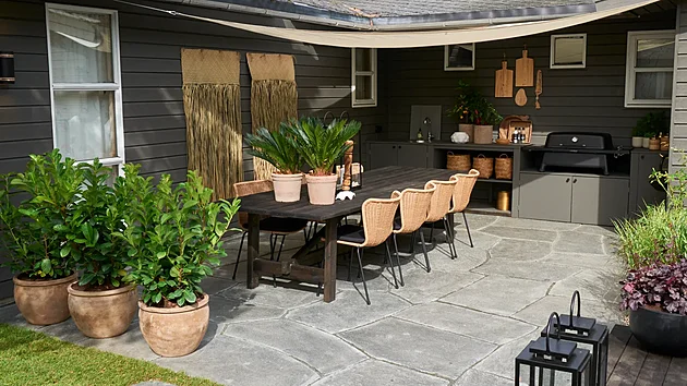 Pod přesahem střechy je i letní kuchyň.