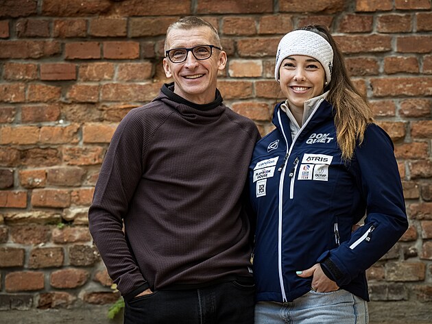 Skeletonistka Anna Fernstädtová a trenér Josef Andrle pózují fotografům na...