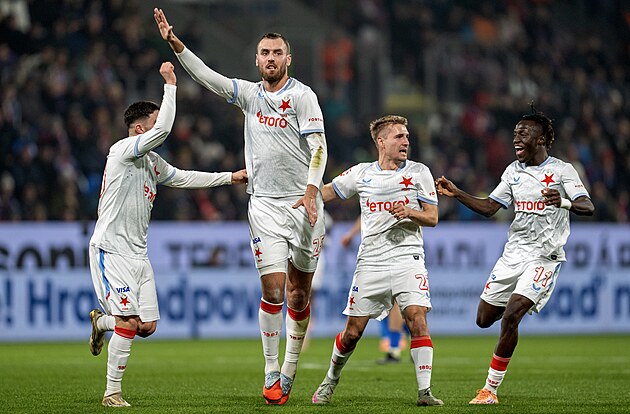 Slávistický útočník Tomáš Chorý slaví se spoluhráči svůj gól proti Plzni.