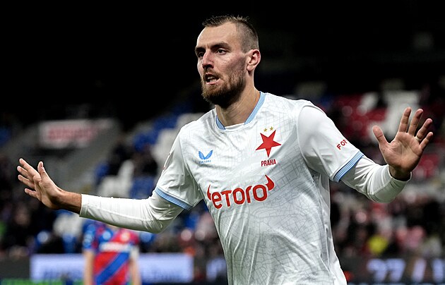 Slávistický útočník Tomáš Chorý nechce slavit svůj druhý gól proti Plzni.