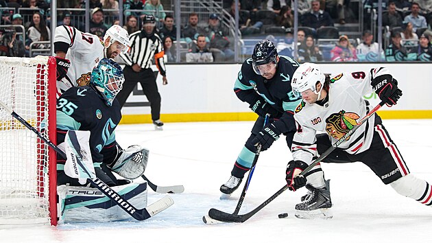 Frank Nazar (vpravo) z Chicaga se tlačí do zakončení v utkání proti Seattlu.