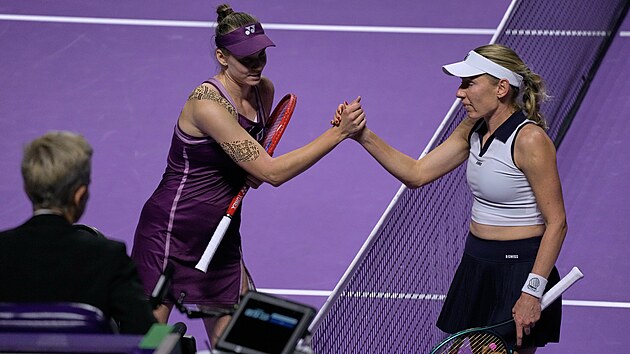 Jelena Rybakinová (vlevo) z Kazachstánu a Ruska Jekatěrina Alexandrovová po utkání.