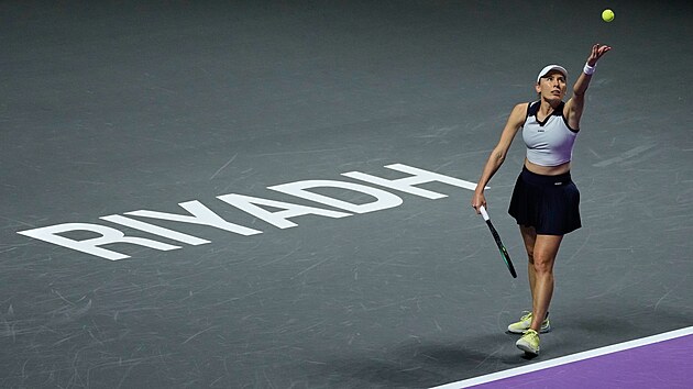 Jekatěrina Alexandrovová se chystá na podání v utkání Turnaje mistryň proti Jeleně Rybakinové.