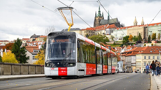 Tramvaj Škoda ForCity Plus 52T při testech v pražském provozu. (2025)