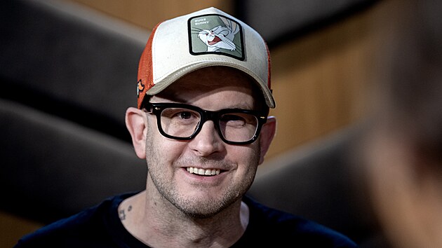 Hostem pořadu Rozstřel je Tomáš Břínek alias TMBK, grafik a autor satirických koláží.