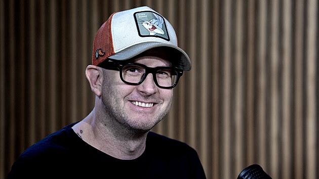 Hostem pořadu Rozstřel je Tomáš Břínek alias TMBK, grafik a autor satirických koláží.