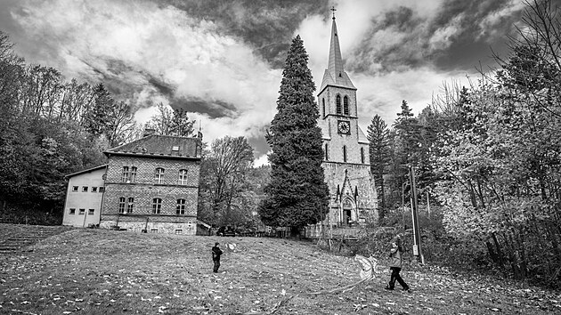 Rodiny, skauti i poutníci po jesenických poutních místech získali nové útočiště v Rychlebských horách. Faru v Travné má od ledna ve výpůjčce organizace Brontosaurus Slezsko a spolu s dobrovolníky ji nabízí k víkendovým i delším pobytům.