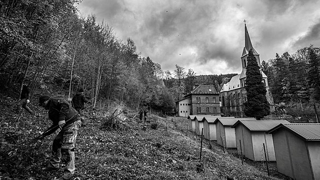 Rodiny, skauti i poutníci po jesenických poutních místech získali nové útočiště v Rychlebských horách. Faru v Travné má od ledna ve výpůjčce organizace Brontosaurus Slezsko a spolu s dobrovolníky ji nabízí k víkendovým i delším pobytům.