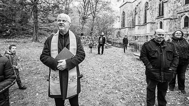 Rodiny, skauti i poutníci po jesenických poutních místech získali nové útočiště v Rychlebských horách. Faru v Travné má od ledna ve výpůjčce organizace Brontosaurus Slezsko a spolu s dobrovolníky ji nabízí k víkendovým i delším pobytům. Na snímku jesenický děkan Stanislav Kotlář.