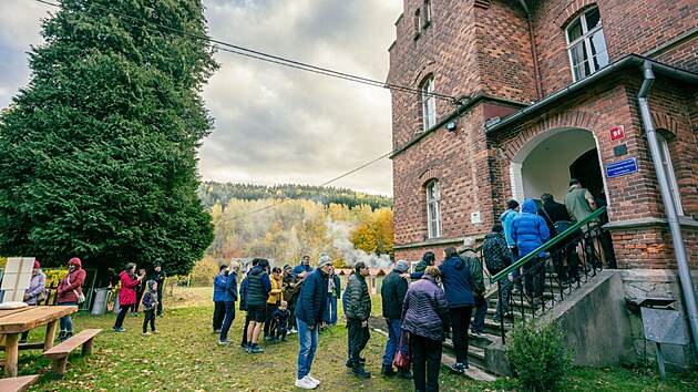 Rodiny, skauti i poutníci po jesenických poutních místech získali nové útočiště v Rychlebských horách. Faru v Travné má od ledna ve výpůjčce organizace Brontosaurus Slezsko a spolu s dobrovolníky ji nabízí k víkendovým i delším pobytům.