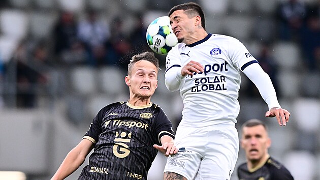 Hlavičkový souboj v utkání Hradce Králové se Slováckem.