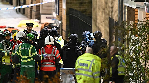 Policie a záchranáři operují na vlakové stanici Huntingdon poté, co dva útočníci napadli ve vlaku cestující nožem. (2. listopadu 2025)