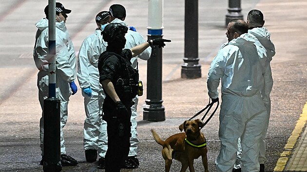 Policie operuje na vlakové stanici Huntingdon poté, co dva útočníci napadli ve vlaku cestující nožem. (2. listopadu 2025)