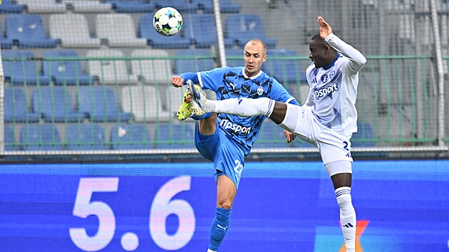 Olomoucký obránce Abdoulaye Sylla (vpravo) v souboji s mladoboleslavským Jiřím...