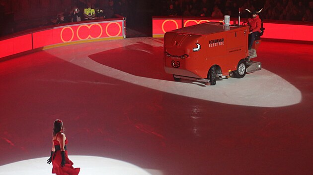 Potlesk zaplněných tribun si vysloužil i balet na ledě, atraktivní vystoupení krasobruslařky a rolby na muziku z opery Carmen.