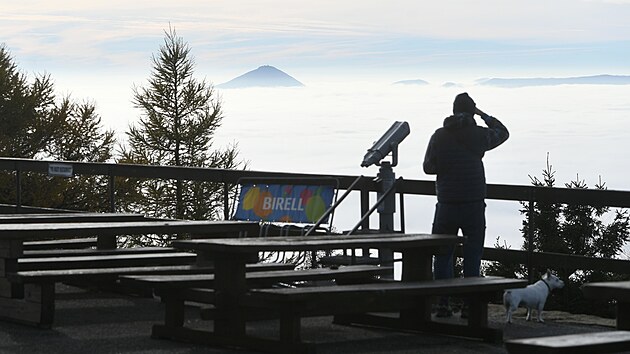 Pohled na inverzi z Komáří vížky na Teplicku. (5. listopadu 2025)