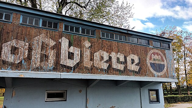 Na městském koupališti na Písečném ostrově v Litoměřicích objevili pod vrstvami laků zhruba sto let starý reklamní nápis Leitmeritzer Elbschlossbiere, což v překladu znamená Litoměřická labskozámecká piva.