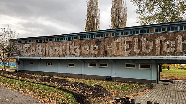 Na městském koupališti na Písečném ostrově v Litoměřicích objevili pod vrstvami laků zhruba sto let starý reklamní nápis Leitmeritzer Elbschlossbiere, což v překladu znamená Litoměřická labskozámecká piva.