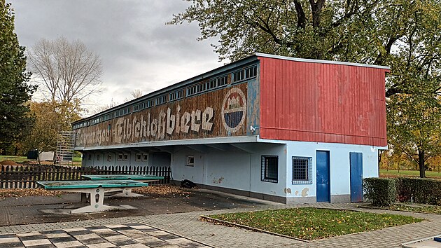 Na městském koupališti na Písečném ostrově v Litoměřicích objevili pod vrstvami laků zhruba sto let starý reklamní nápis Leitmeritzer Elbschlossbiere, což v překladu znamená Litoměřická labskozámecká piva.