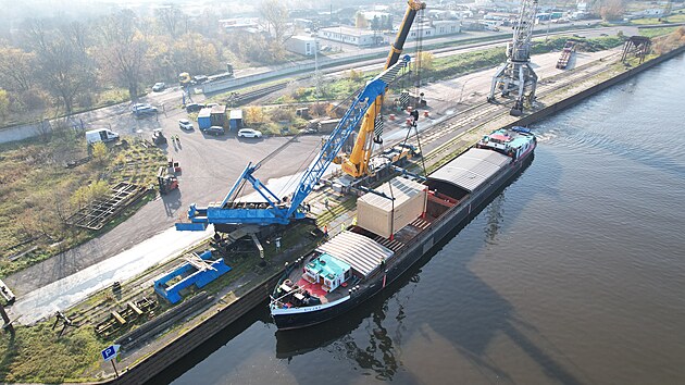 Dva obrovské jeřáby pomohly v lovosickém přístavu naložit dvousettunový generátor na loď, která ho po Labi odveze do Hamburku a dále do Rotterdamu. Nakládka generátoru jeřábům zabrala necelou půl hodinu. (7. listopadu 2025)