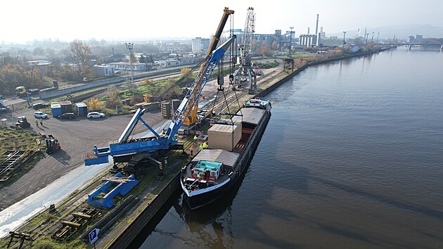 Dva obrovské jeřáby pomohly v lovosickém přístavu naložit dvousettunový generátor na loď, která ho po Labi odveze do Hamburku a dále do Rotterdamu. Nakládka generátoru jeřábům zabrala necelou půl hodinu. (7. listopadu 2025)