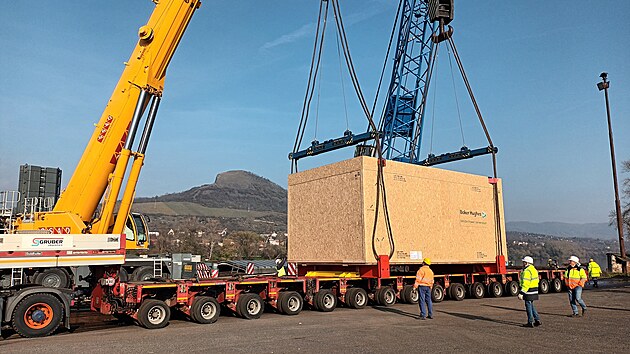 Dva obrovské jeřáby pomohly v lovosickém přístavu naložit dvousettunový generátor na loď, která ho po Labi odveze do Hamburku a dále do Rotterdamu. Nakládka generátoru jeřábům zabrala necelou půl hodinu. (7. listopadu 2025)